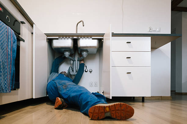 Professional Emergency Plumber technician working in Fairpoint, OH